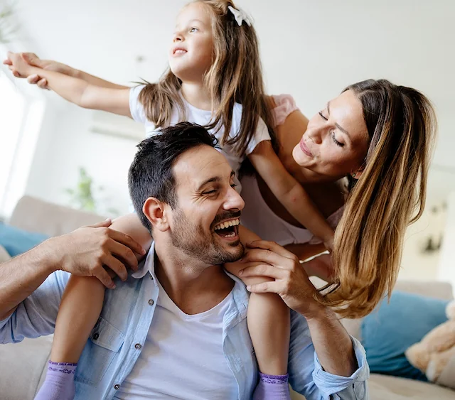 Familia sonriendo